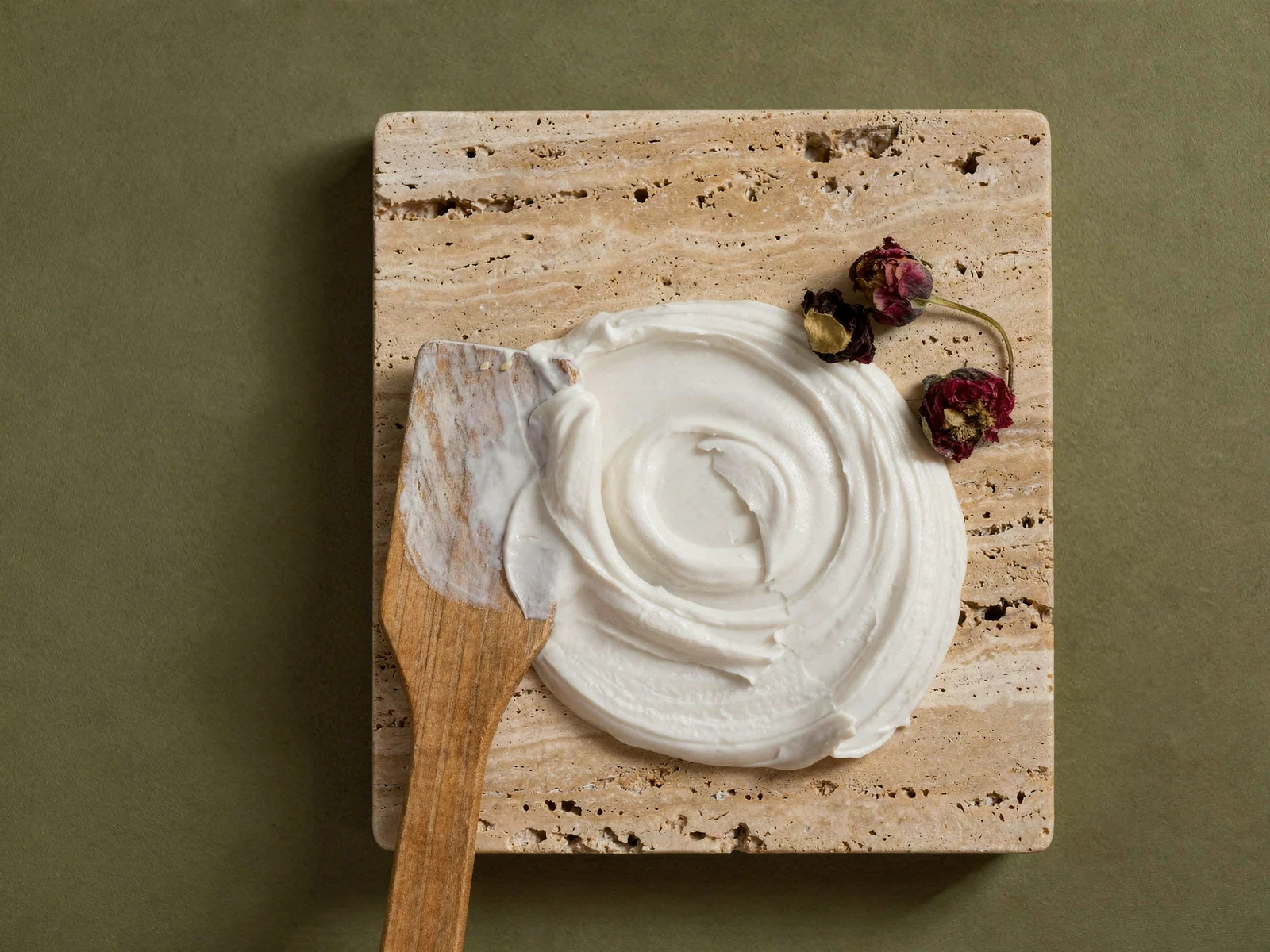 Eine Creme-Maske auf einer Steinplatte